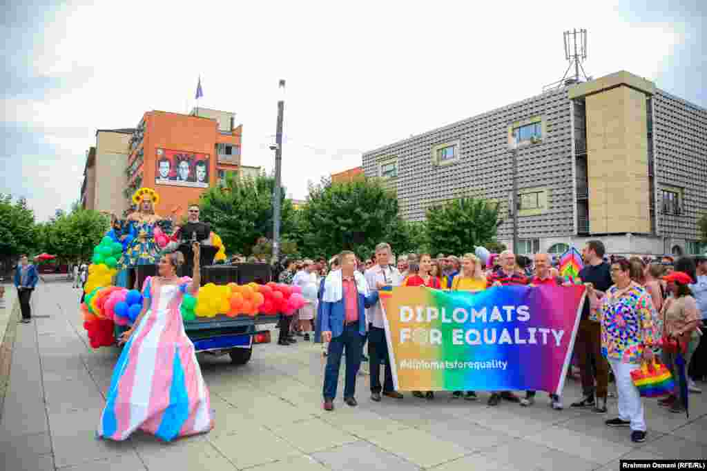 Strah da budu društveno izolirani i dalje primorava mnoge pripadnike LGBTIQ+ zajednice na Kosovu da javno ne izraze svoj identitet.