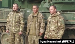 (Зліва направо) «Одеса», «Дюран», «Гуцул» – екіпаж бойової машини складається з оператора-навідника, механіка-водія та командира