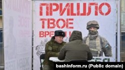 Русия гаскәрендә контракт нигезендә хезмәт итәргә теләүчеләрне сайлап алу пункты. Уфа, 2023 елның марты