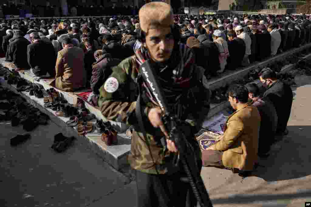 Još jedna nagrađena fotografija&nbsp;Madsa Nissena, Politiken / Panos Pictures, prikazuje teško naoružanu talibansku kontrolnu točku izvan Bamijana. Talibani godinama vode gerilski rat protiv stranih trupa i afganistanske vojske; a sada se moraju čuvati od napada tzv. Islamske države, 12. siječnja 2022. Fotografija je dio serije pod nazivom Cijena mira u Afganistanu koja je osvojila nagradu World Press Photo Stories.