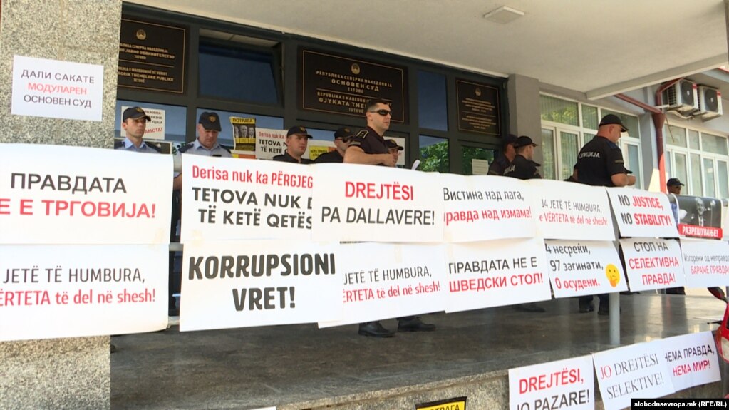 Архивска фотографија - Протест пред Основен суд Тетово за истрагата за пожарот во модуларната болница и истрагата за 14 жртви