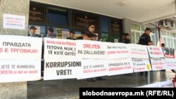 Архивска фотографија - Протест пред Основен суд Тетово за истрагата за пожарот во модуларната болница и истрагата за 14 жртви