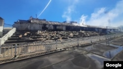 Сгоревший стадион в Кадиевке, где размещались боевики ЧВК «Вагнер»