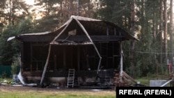 Jedna od dve izgorele kuće u incidentima u ruskom selu Derevjanoje u kojima je ubijeno šest ljudi.