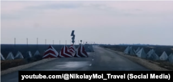 Стоп-кадр із відео, знятого кримським блогером Миколою Молем на Керченському перешийку, 24 лютого 2023 року