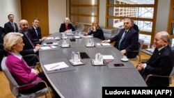 Predsednica Evropske komisije Ursula fon der Lajen, predsednik Evropskog saveta Šarl Mišel, predsednik Francuske Emanuel Makron, premijerka Italije Đorđa Melni, premijer Mađarske Viktor Orban i nemački kancelar Olaf Šolc na sastanku u sedištu Evropske komisije, 1. februar 2024.