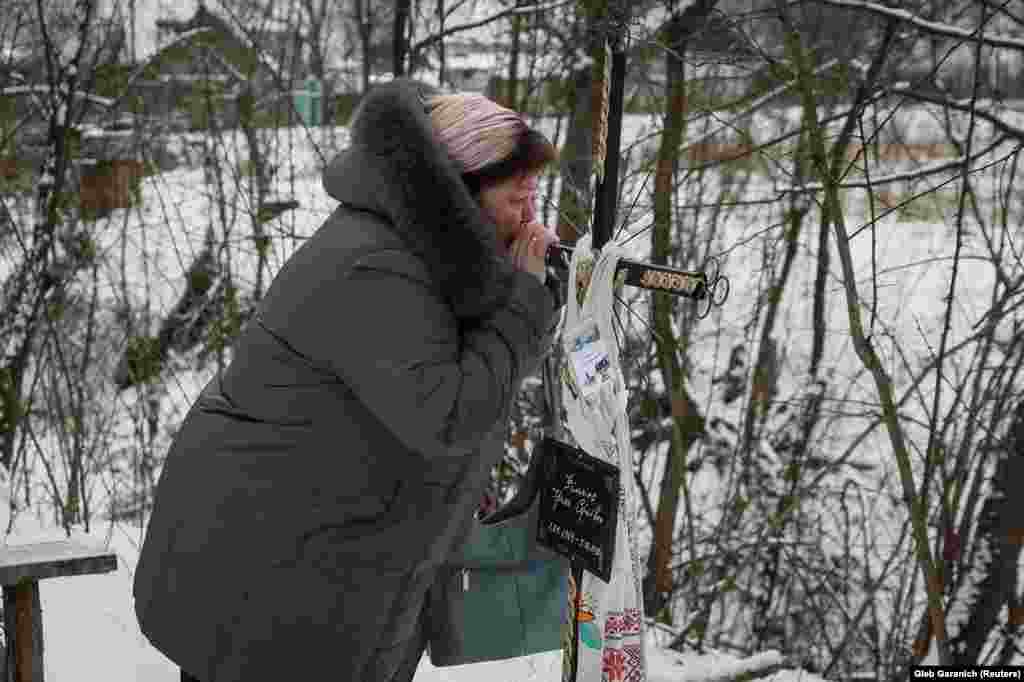 &bdquo;Pentru mine lumea s-a sfârșit pe 5 martie (când se crede că ar fi fost omorâtă Irina), spune sora ei în timp ce plânge lângă mormântul surorii sale.&nbsp;&bdquo;Una e când cineva moare după o lungă boală și este îngropat. Alta când este ucis pe neașteptate și fără motiv&rdquo;, spune ea printre hohote de plâns. &nbsp;