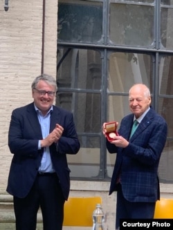 Евгений Солонович принимает Медаль Рима из рук асессора по культуре г. Рима Мигуэла Готора