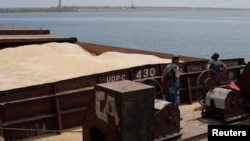 O barjă cu grâu ucrainean la un terminal din portul românesc Constanța, în prima vară a invaziei pe scară largă a invaziei rusești, 2022. Ucrainenii speră să poată folosi din nou această rută pentru recolta-record de anul acesta.