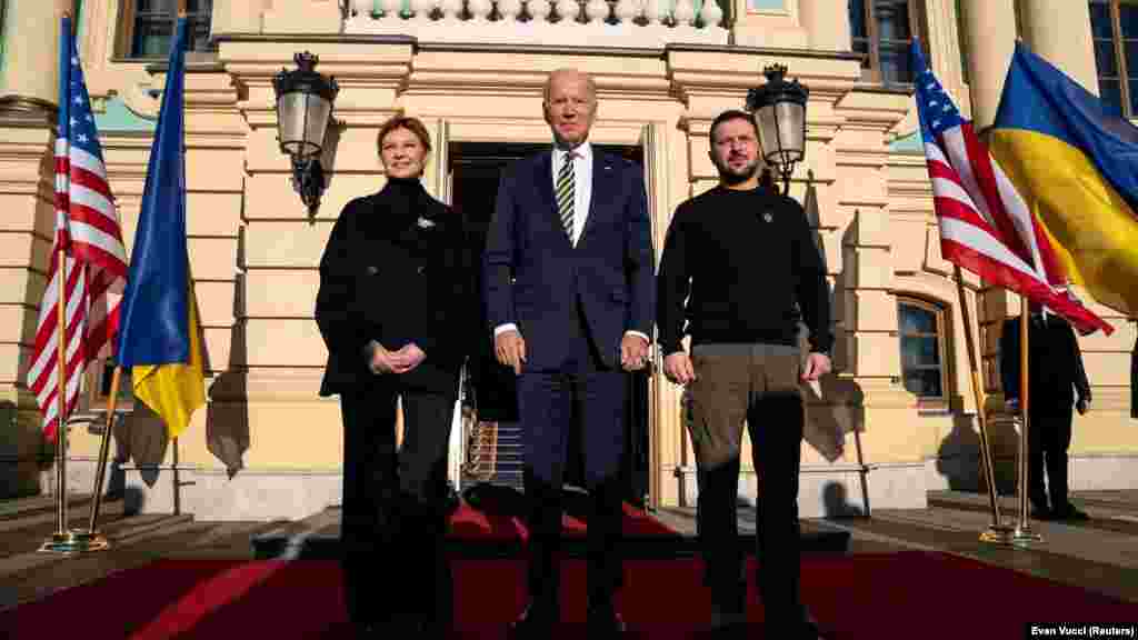 Biden (középen) Zelenszkijjel (jobbra) és Olena Zelenszkijjel Kijevben, a Marijinszkij-palotánál február 20-án