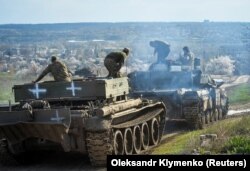 تانک های سربازان اوکراینی در خط مقدم نبرد با اردوی روسیه