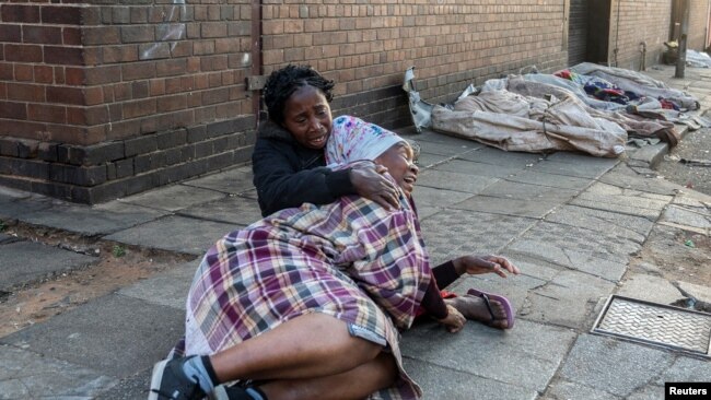 Žene u plaču pored tijela nastradalih osoba, Johannesburg, 31. avgust