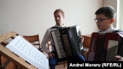 Petru Babin predă acordeonul la Școala de Arte din Cimișlia.