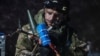 Український військовослужбовець батальйону ударних безпілотників 92-ї бригади «Ахілл» прикріплює снаряд до FPV-дрона поблизу міста Бахмут Донецької області, Україна, 2 лютого, 2024 року