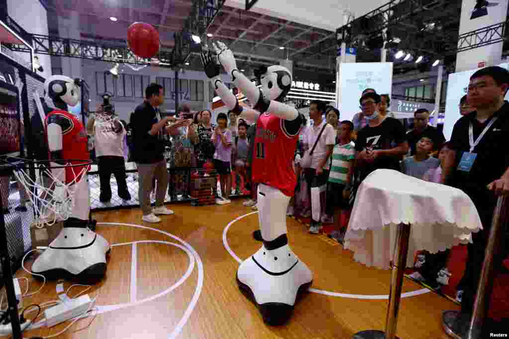 A Data Robotics által kifejlesztett robot kosárlabdázik a pekingi Robot-világkonferencián 2023. augusztus 17-én.&nbsp;A svájcit követő pekingi robotkiállításon a vállalatok a legkülönfélébb felhasználási célokra, többek között gyártásra, sebészetre és társasági életre tervezett robotokat mutattak be