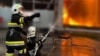 Пожежники ліквідовують пожежу, що виникла внаслідок падіння уламків ракети під час російської атаки. Київська область, 12 червня 2024 року