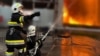 Пожежники гасять пожежу, що виникла внаслідок падіння уламків ракети під час російської атаки. Київська область, 12 червня 2024 року
