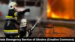 Ukrajinski vatrogasci gase požar posle ruskog napada u regionu Kijeva, 12. jun 2024.