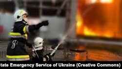 ფოტო არქივიდან. უკრაინელი მეხანძრეები კიევში აქრობენ რუსეთის სარაკეტო შეტევის შედეგად გამოწვეულ ხანძარს. 