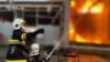 Пожежники ліквідовують пожежу, що виникла внаслідок падіння уламків ракети під час російської атаки. Київська область, 12 червня 2024 року