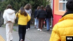 Северна Македонија - ученици пред училиште во Скопје 