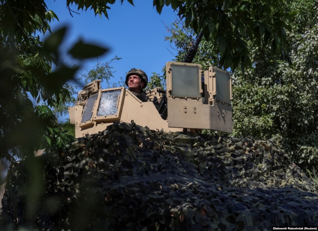 Un'unità di difesa aerea ucraina mimetizzata nascosta tra gli alberi fa la guardia.   