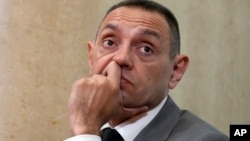 «США і ЄС женуться за моєю головою як передумовою для того, щоб не запроваджувати санкції проти Сербії», – сказав Вулин, оголосивши про свою відставку з BIA