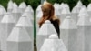 Një vajzë boshnjake viziton varret në Qendrën Memoriale në Potoçari, afër Srebrenicës. Fotografi nga arkivi.