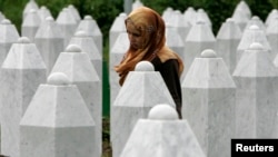 Një vajzë boshnjake viziton varret në Qendrën Memoriale në Potoçari, afër Srebrenicës. Fotografi nga arkivi. 