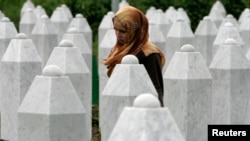 Një vajzë boshnjake viziton varret në Qendrën Memoriale në Potoçari, afër Srebrenicës. Fotografi nga arkivi.