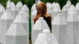 Një vajzë boshnjake viziton varret në Qendrën Memoriale në Potoçari, afër Srebrenicës. Fotografi nga arkivi.