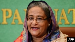 Sheikh Hasina ka dhënë dorëheqje nga pozita e kryeministres, pak para se të largohej prej shtetit.