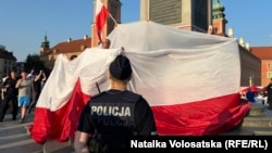 Ілюстраційне фото. Півтора десятки поляків протестують проти того, що українці святкують свій День незалежності у Польщі. Варшава, 24 серпня, 2024
