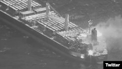 تصویری که سنتکام از کشتی باری «ترو کانفیدنس» پس از حمله حوثی‌ها منتشر کرده است