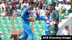 گوشه یی از رقابت میان تیم های کریکت افغانستان و بنگلادیش 