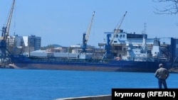 Судно в закрытом Украиной порту Керчи, Крым, апрель 2023 года