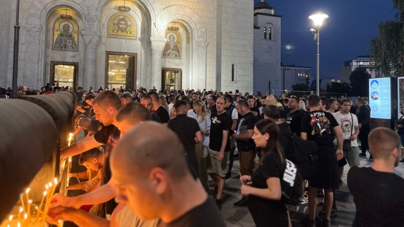 Umesto derbija navijači Crvene zvezde palili sveće ispred Hrama Svetog Save u Beogradu 