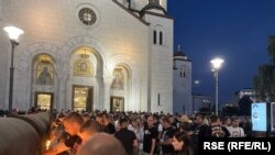 Граѓани и навивачи на Црвена звезда пред црквата Свети Сава во Белград. 27 септември 2023 година.