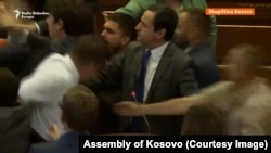 Премиерот на Косово Албин Курти нападнат додека држи говор во Собранието, 13 јули 2023 година