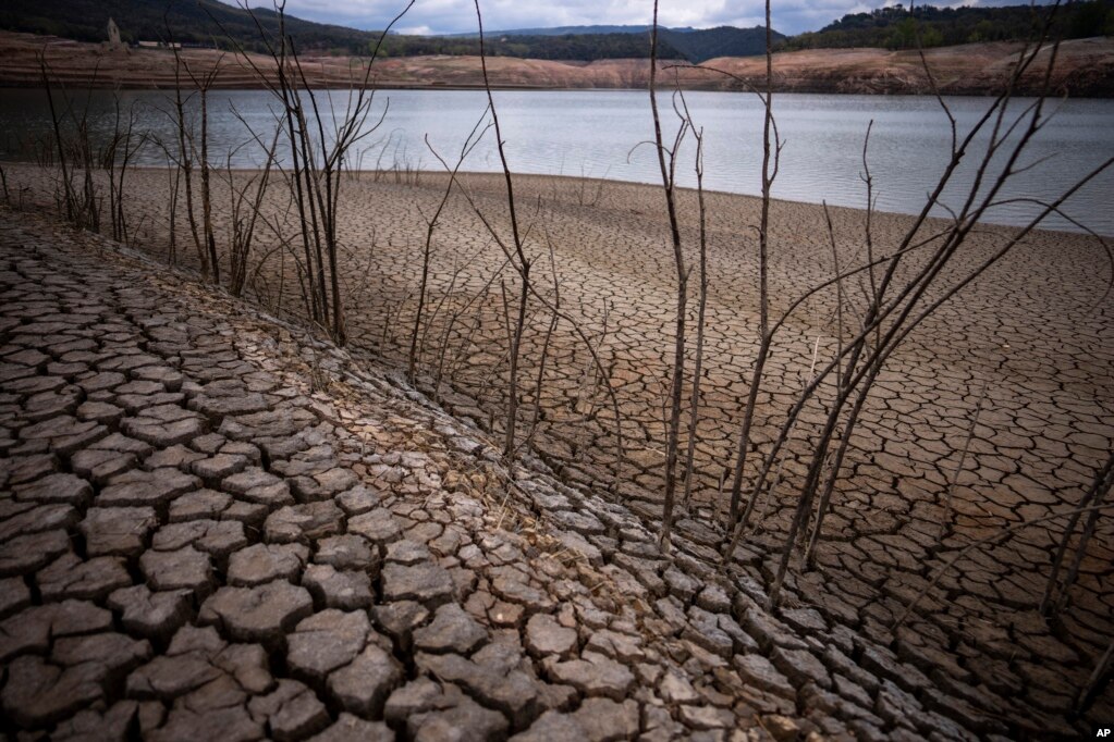 &ldquo;Nëse nuk ka reshje shiu gjatë pranverës dhe verës, nuk do të ketë rritje të nivelit të ujit në liqene dhe rreth shtatorit do të hyjmë në një situatë emergjente në sistemin e lumit Llobregat&rdquo;, theksoi Reyes.