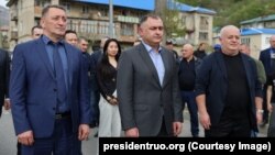 Югоосетинский премьер Константин Джуссоев (слева), президент Алан Гаглоев (в центре) и Альберт Джуссоев (слева)
