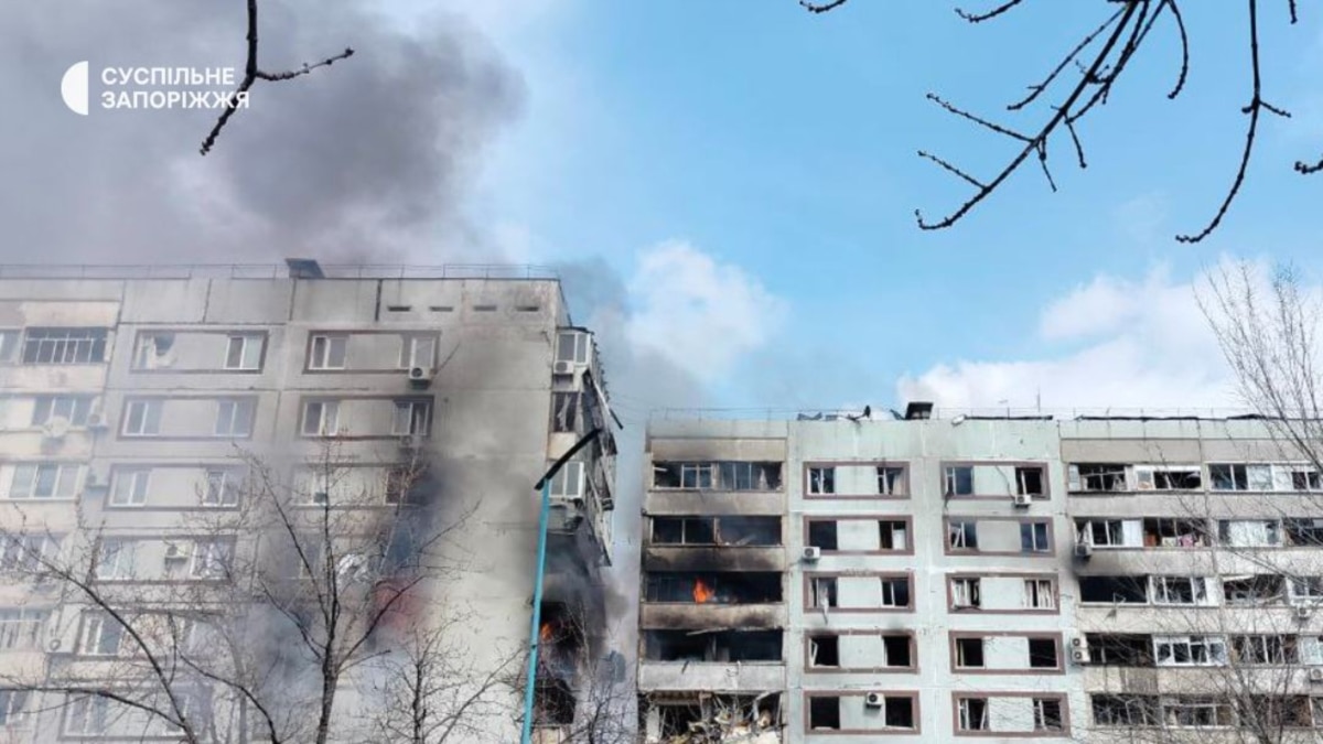 Російський удар по багатоповерхівці в Запоріжжі. Зеленський оприлюднив відео атаки