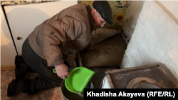 Пенсионер Пётр Бригидов вычерпывает паводковую воду из дома. Семей, 11 марта 2024 года