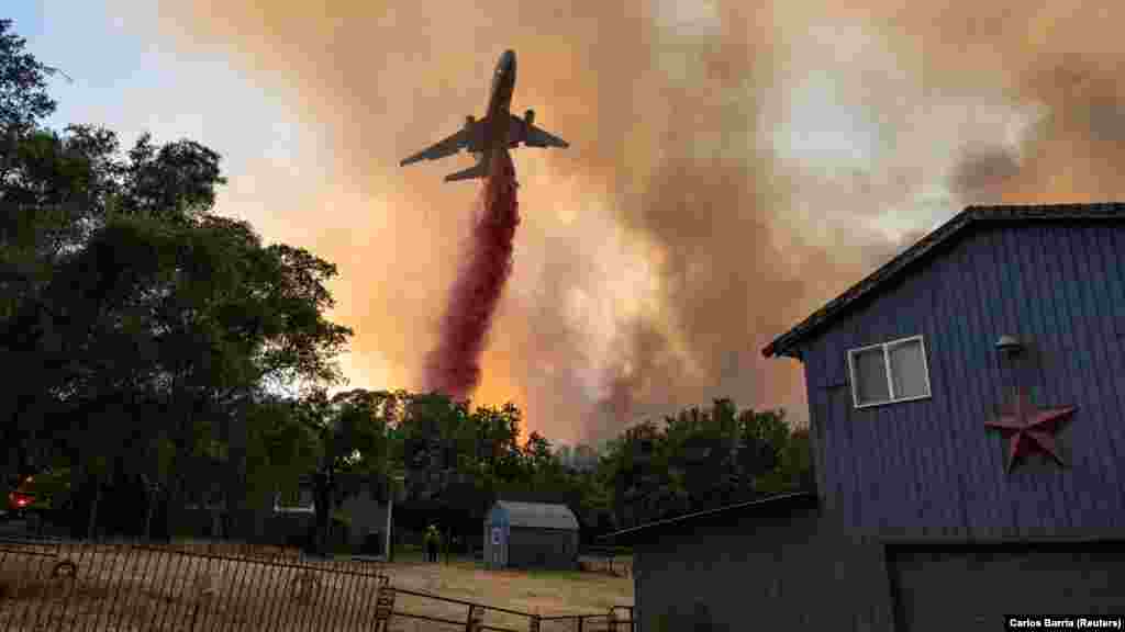 Tűzoltás a levegőből&nbsp;a kaliforniai Oroville-ben július 2-án. A&nbsp;Butte megyei település közelében kedden kitört tűz az erős szél miatt gyorsan terjedt, ezért&nbsp;Gavin Newsom kaliforniai kormányzó szükségállapotot hirdetett