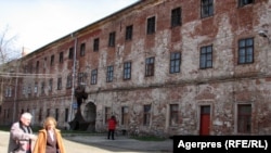 Cetatea din Oradea – înainte și după reabilitarea cu bani europeni.