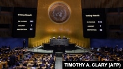 Ecranele afișează numărătoarea voturilor în timpul celei de-a 11-a sesiuni speciale de urgență a Adunării Generale privind Ucraina, la sediul ONU din New York, la 23 februarie.