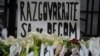 Cveće, sveće, ali i poruka &quot;razgovarajte sa decom&quot;, ispred osnovne škole &quot;Vladislav Ribnikar&quot; - mesta masovne pucnjave, u kojoj je 3. maja 13-godišnjak ubio osmoro đaka i radnika obezbeđenja. Ranio je šestoro učenika i nastavnicu.&nbsp;