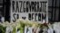 Cveće, sveće, ali i poruka &quot;razgovarajte sa decom&quot;, ispred osnovne škole &quot;Vladislav Ribnikar&quot; - mesta masovne pucnjave, u kojoj je 3. maja 13-godišnjak ubio osmoro đaka i radnika obezbeđenja. Ranio je šestoro učenika i nastavnicu.&nbsp;