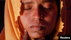  Рошид Джан, бежанка рохинга, плаче, до момента в който държи сина си в лагера за вдовици и сираци в лагера Балухали покрай Кокс Базар, Бангладеш, 5 декември 2017 година 