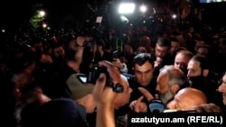 Բագրատ արքեպիսկոպոս Գալստանյանը վիճում է ոստիկանապետ Արամ Հովհաննիսյանի հետ